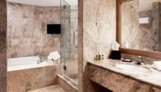 yulls-executive-bathroom-9068-hor-clsc